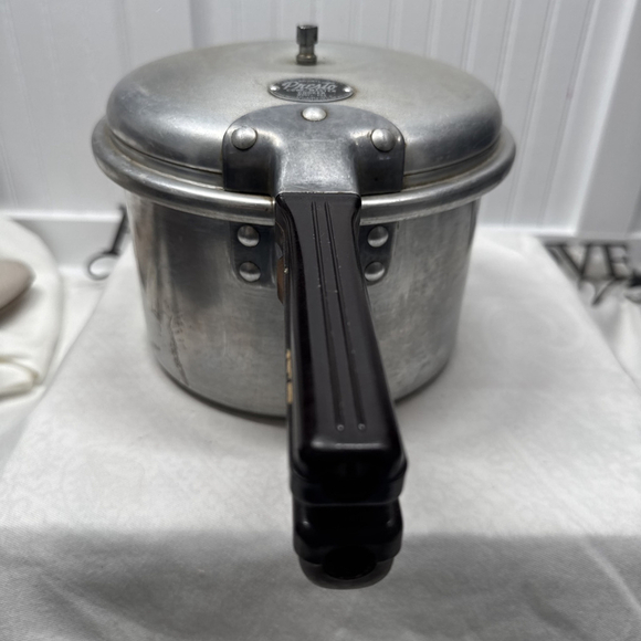 Vintage national Presto Pressure Cooker Model 604 Made In The USA - Picture 1 of 16